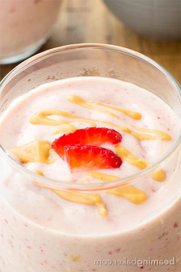 Veganer Erdbeer-Erdnussbutter-Smoothie (V+GF): Ein einfaches 4-Zutaten-Rezept für proteinreiche, cremige Smoothies, die vor Erdbeer- und Erdnussbuttergeschmack nur so strotzen. #Vegan #Glutenfrei #Laktosefrei | BeamingBaker.com