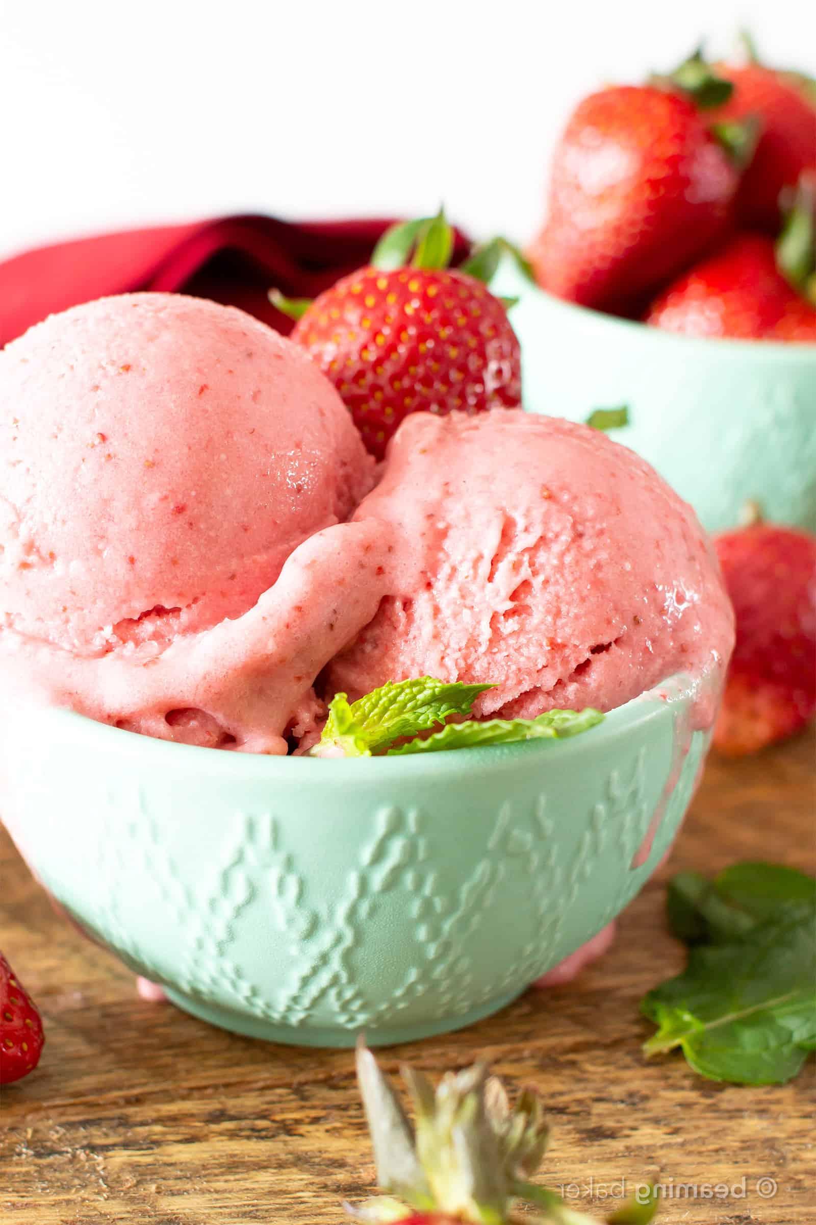 Gesundes Erdbeer-Kokos-Sorbet: Ein einfaches Rezept für eine erfrischende, milchfreie und vegane Leckerei, die schnell gemacht ist.