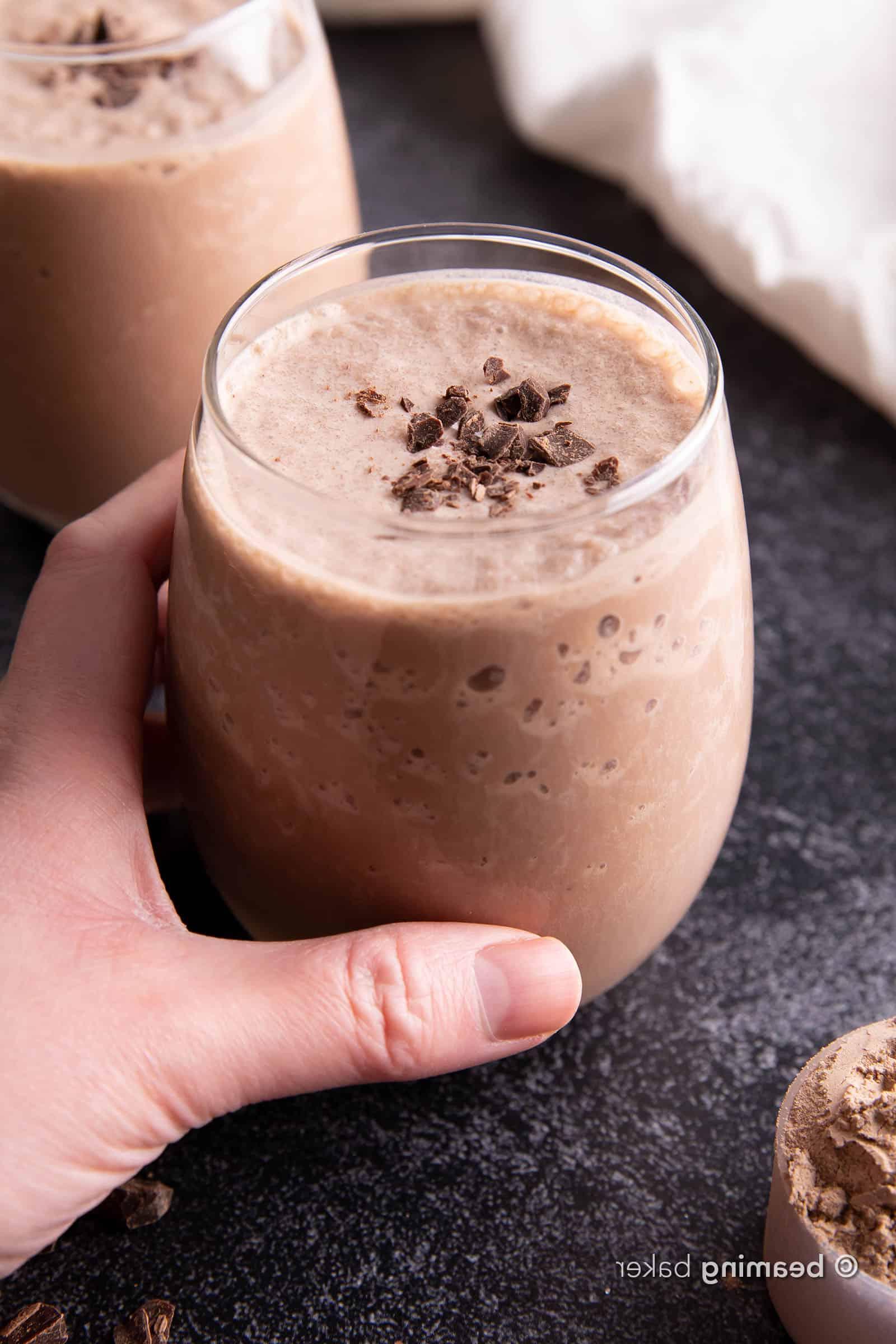 Die besten Küchenhelfer für die Zubereitung des veganen Schoko-Proteinshakes.