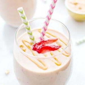Proteinreicher Erdbeer-Erdnussbutter-Smoothie: Nur 5 einfache Zutaten in einem schnellen und einfachen Rezept für einen cremigen, gesunden und proteinreichen Smoothie voller Erdbeeren und Erdnussbutter. BEAMINGBAKER.COM #gesund #5Zutaten