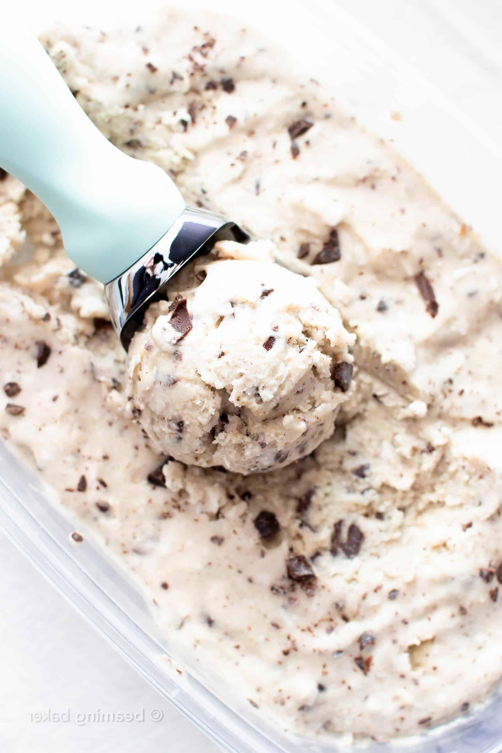 Kokos-Schoko-Veganes Eis Rezept: dieses köstliche vegane Eisrezept ist wunderbar reichhaltig und cremig! Das beste hausgemachte vegane Eis—vollgepackt mit Kokos & Schokochips, ohne Eismaschine. #Vegan #Eis #Kokosnuss #Schokochips #VeganesEis | Rezept auf BeamingBaker.com