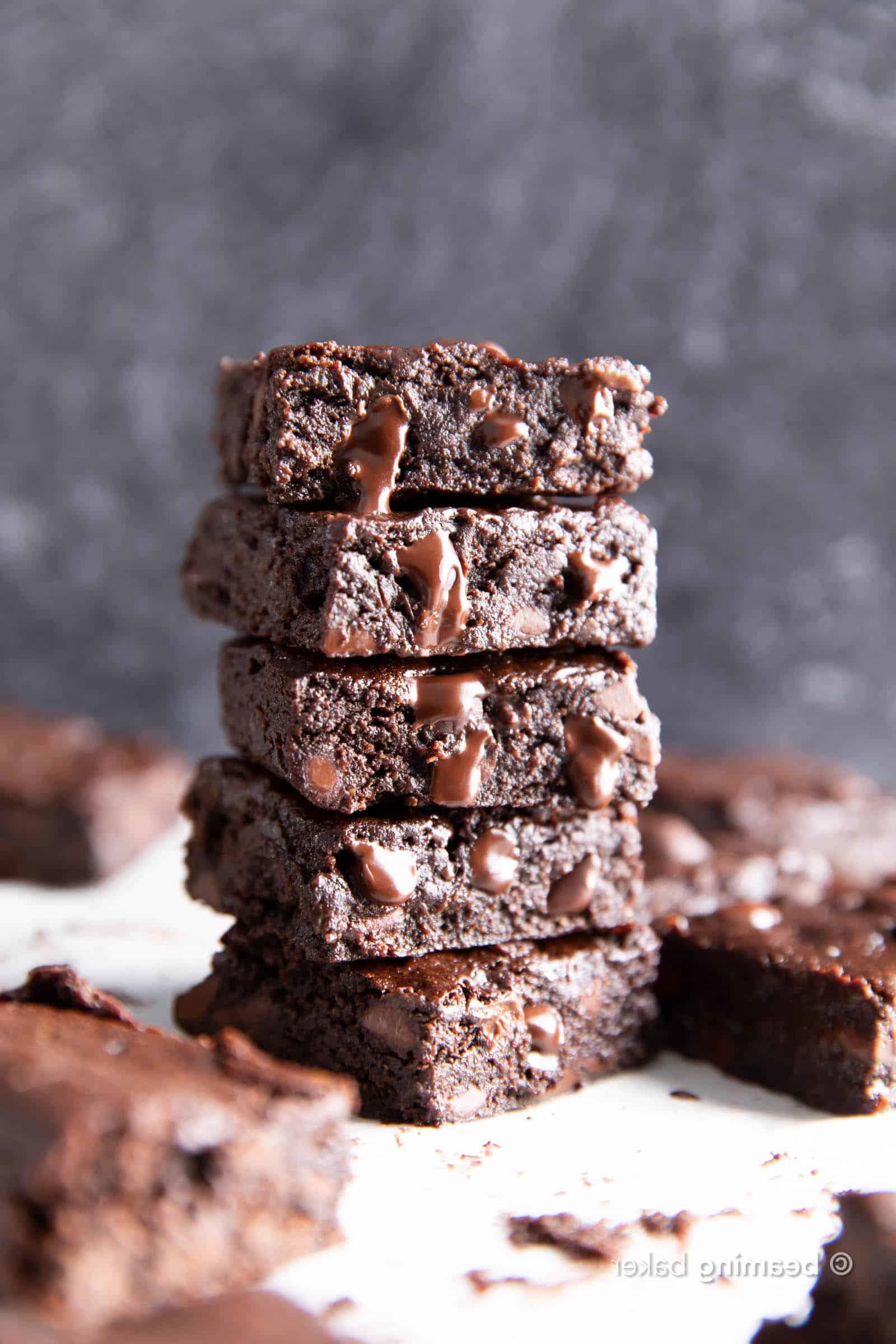 Küchentisch voller veganer glutenfreier Brownies, gestapelt und verstreut