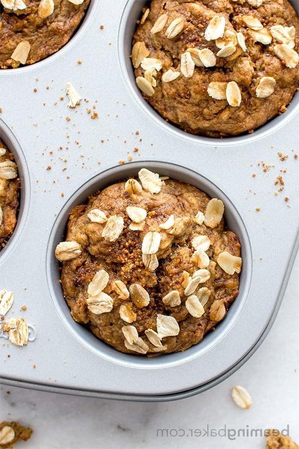 Saftige Vegane Glutenfreie Bananen-Hafer-Muffins: Ein einfaches Ein-Schüssel-Rezept für warme, feuchte und leicht süße Bananen-Hafer-Muffins aus einfachen Zutaten. #vegan #glutenfrei #frühstück #gesund | Rezept auf BeamingBaker.com