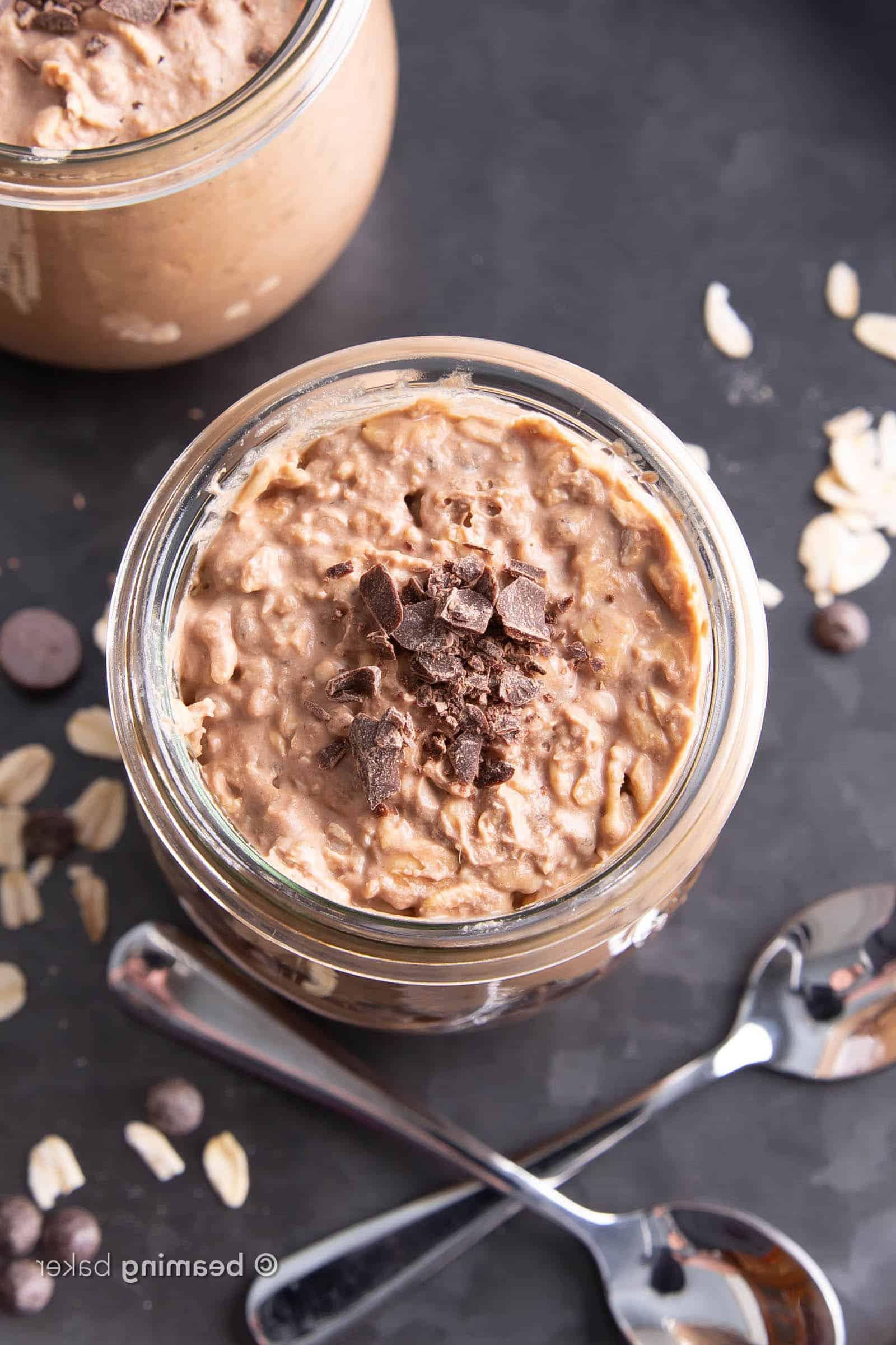 Schoko Overnight Oats Rezept (Vegan): Dieses reichhaltige & cremige Schoko Overnight Oats Rezept ist so EINFACH zuzubereiten! Am Vorabend in Minuten vorbereiten für gesunde Overnight Oats im Glas. #OvernightOats #Schokolade #Frühstück #Vegan | Rezept auf BeamingBaker.com