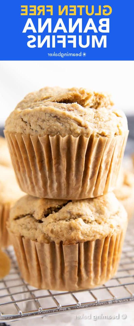 Ein einfaches Rezept für glutenfreie Bananenmuffins, die befriedigend dicht und reichhaltig sind, mit einem Hauch von Fluffigkeit und köstlichem, mittelsüßem Bananengeschmack. #GlutenFree #Banana #Muffins | Rezept auf BeamingBaker.com