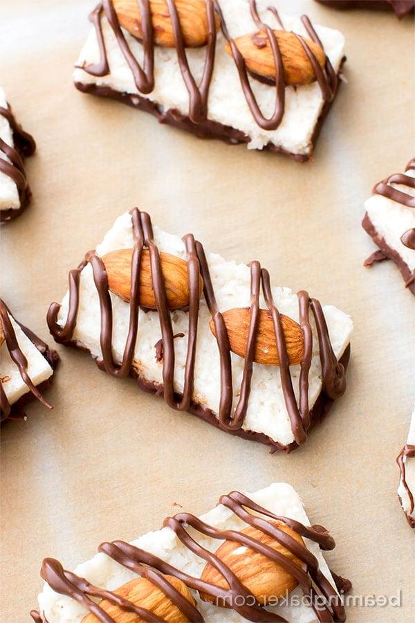 Ein veganer Almond Joy Riegel auf Backpapier