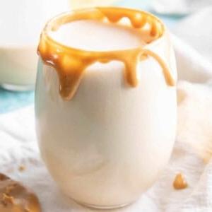 Erdnussbutter Protein Shake: Dieses 4-Zutaten-Erdnussbutter-Protein-Shake-Rezept ist in wenigen Minuten fertig! Glatt, cremig und köstlich – der beste Erdnussbutter-Protein-Shake! #Erdnussbutter #Protein #Shake #ProteinShake | Rezept auf BeamingBaker.com