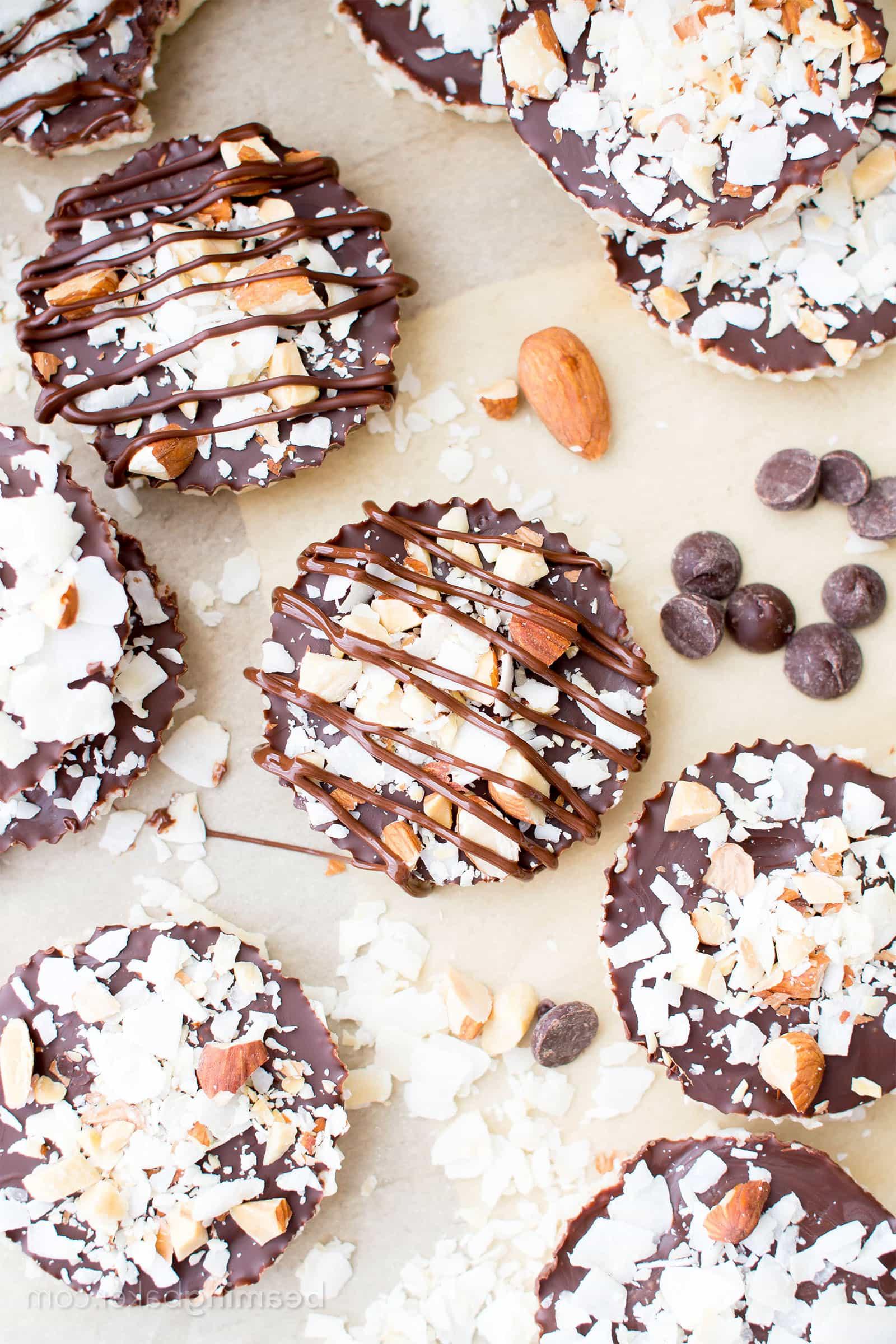 Selbstgemachte Almond Joy Cups (Paleo, Vegan, Glutenfrei): Ein 5-Zutaten-Rezept für reichhaltige, nussige Almond Joy Cups, geschichtet in samtiger Schokolade. #Paleo #Vegan #Glutenfrei #5Zutaten | BeamingBaker.com