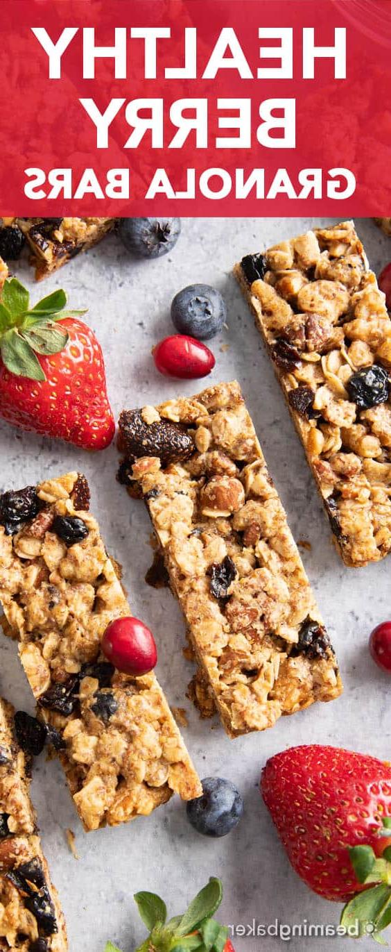 Gesunde Beeren-Müsliriegel: Dieses gesunde Müsliriegel-Rezept strotzt nur so vor süßem Beerenaroma: Heidelbeeren, Erdbeeren & Cranberries. Die besten Müsliriegel – ballaststoffreich, gesund, aus vollwertigen Zutaten, vegan + glutenfrei. #Müsliriegel #GesundeRezepte #Snacks #GesundeSnacks | Rezept auf BeamingBaker.com