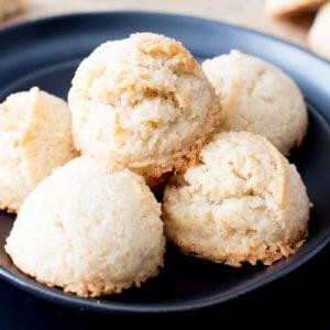 Vegane Kokosmakronen: Unwiderstehlich zähe vegane Kokosmakronen mit knusprigen Rändern und süßem Kokosgeschmack. Nur 4 Zutaten! Paleo, Gesund. #Vegan #Kokos #Makronen #Paleo #Gesund | Rezept auf BeamingBaker.com