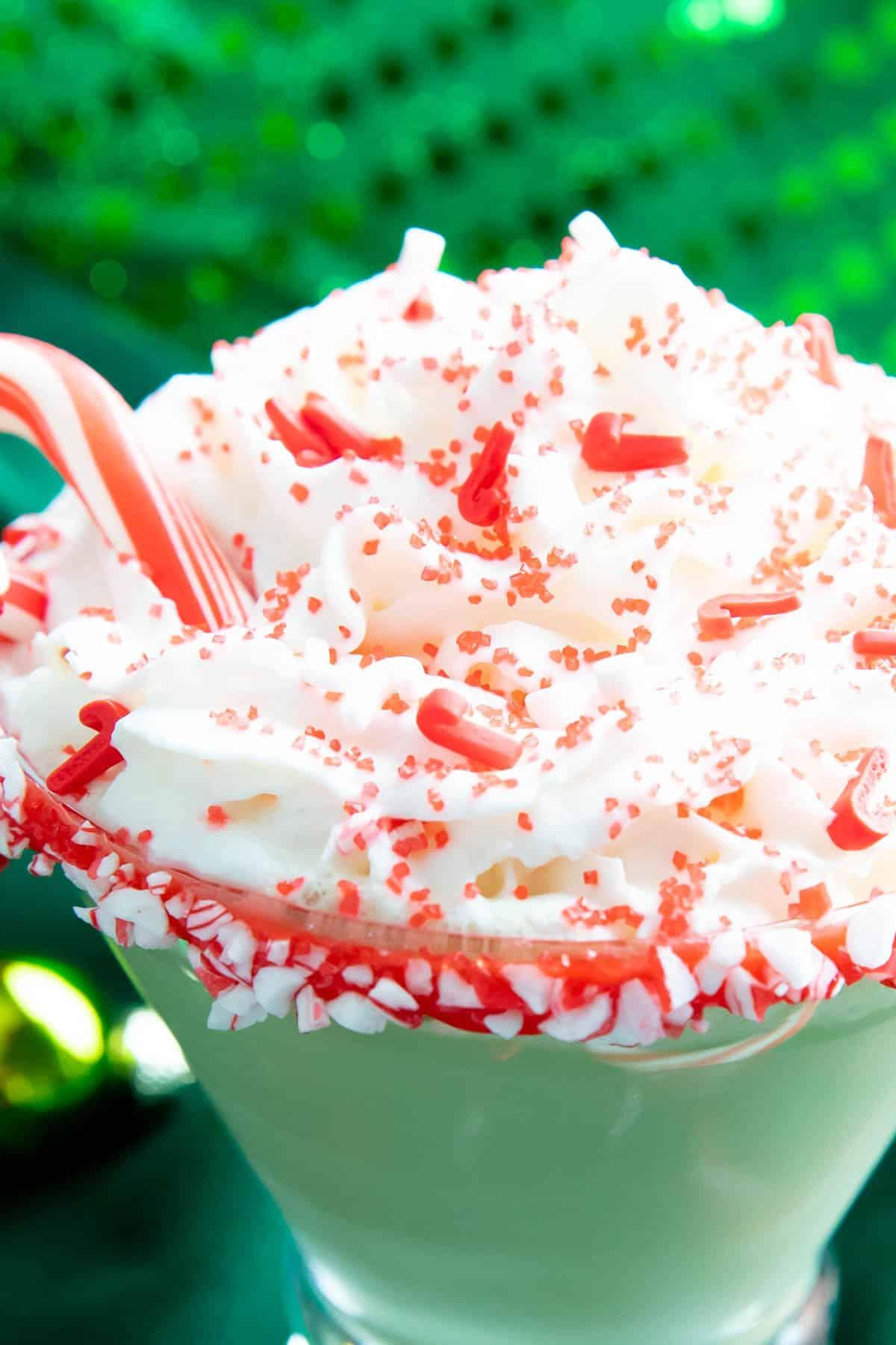 Nahaufnahme von Zuckerstangenstreuseln auf einem Cocktailgetränk