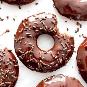 Vegane Glutenfreie Donuts: Weiche und flauschige vegane glutenfreie Schoko-Donuts mit luxuriöser veganer Schokoladenglasur. Das beste glutenfreie vegane Donut-Rezept! #GlutenfreiVegan #VeganGlutenfrei #Donuts #Doughnuts #Schokolade | Rezept auf BeamingBaker.com
