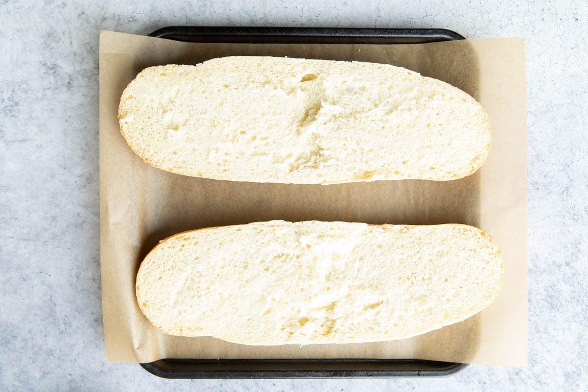 Zwei Fotos, die zeigen, wie man Knoblauchbrot zubereitet – den Brotlaib in zwei Hälften schneiden