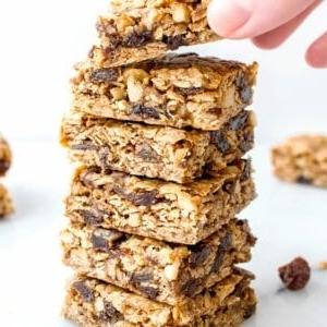Vegane und glutenfreie Haferflocken-Rosinen-Cookie-Riegel: ein einfaches Rezept für weiche, zähe Cookie-Riegel aus einfachen Zutaten, vollgepackt mit saftigen Rosinen und Walnüssen. #Vegan #Glutenfrei | BeamingBaker.com