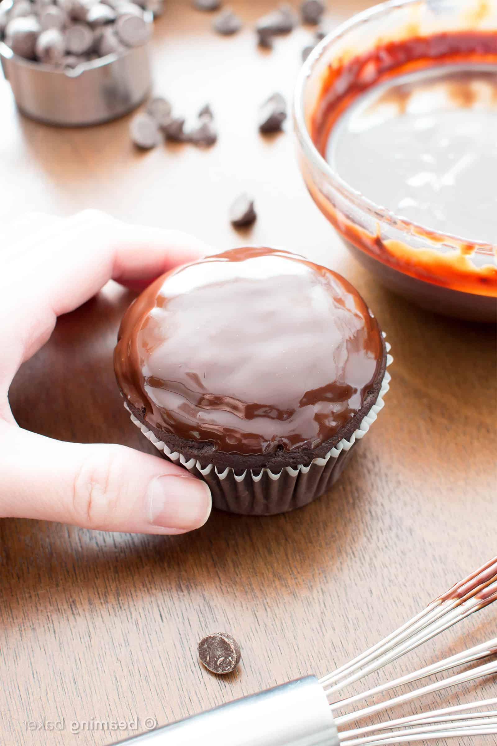 Vegane Schokoladen-Ganache: Eine Kugel Eiscreme großzügig mit veganer Schokoladen-Ganache übergossen.