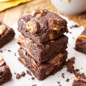 Vegane Erdnussbutter-Brownies: Feuchte und fudgy Brownies gefüllt mit veganen Schoko-Erdnuss-Bechern. Ein Traum für jeden Schokoliebhaber.