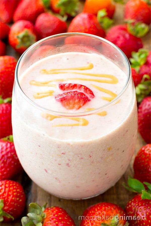Veganer Erdbeer-Erdnussbutter-Smoothie (V+GF): Ein einfaches 4-Zutaten-Rezept für proteinreiche, cremige Smoothies, die vor Erdbeer- und Erdnussbuttergeschmack nur so strotzen. #Vegan #Glutenfrei #Laktosefrei | BeamingBaker.com