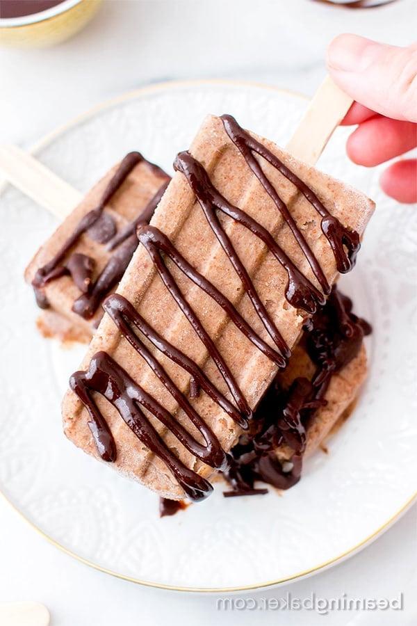 Doppelschokolade Erdnussbutter Bananen Eis am Stiel (Vegan, Glutenfrei, Milchfrei) 6 Cremige Doppel-Schoko-Erdnussbutter-Bananen-Popsicles (Vegan & Glutenfrei): Ein pflanzliches Rezept mit nur 6 Zutaten für reichhaltige, cremige, schokoliert-erdnussbutter-bananen-popsicles. #Vegan #Glutenfrei #Milchfrei | BeamingBaker.com