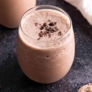 Einfacher und proteinreicher veganer Schoko-Proteinshake – glutenfrei und milchfrei.