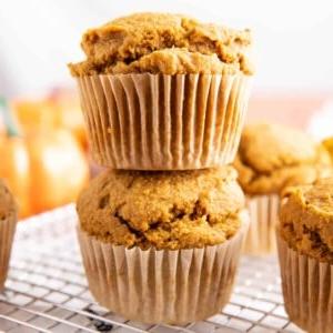 Glutenfreie Kürbis-Muffins (GF): Befriedigende, gemütliche GF Kürbis-Muffins! Das beste Rezept für glutenfreie Kürbis-Muffins – leicht süß & feucht mit köstlichem gewürzten Kürbisgeschmack! #Glutenfrei #GF #Kürbis #Muffins | Rezept auf BeamingBaker.com