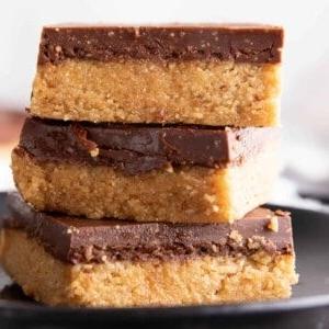 4-Zutaten Nutella Riegel ohne Backen: Dieses einfache Rezept für Nutella-Schokoriegel ergibt weiche, zähe Riegel mit einer dicken Schoko-Haselnuss-Oberfläche. Die besten Nutella-Riegel ohne Backen – Nutella in mundgerechter Riegelform! #Nutella #Schokolade #OhneBacken #Haselnuss