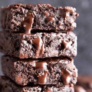 Vegane Glutenfreie Brownies (GF): super reichhaltige & saftige FUDGY vegane GF-Brownies! Das beste vegane glutenfreie Brownie-Rezept – einfach zuzubereiten, unwiderstehlich gut, Glutenfrei & Laktosefrei! #Vegan #GlutenFrei #Brownies #LaktoseFrei | Rezept auf BeamingBaker.com