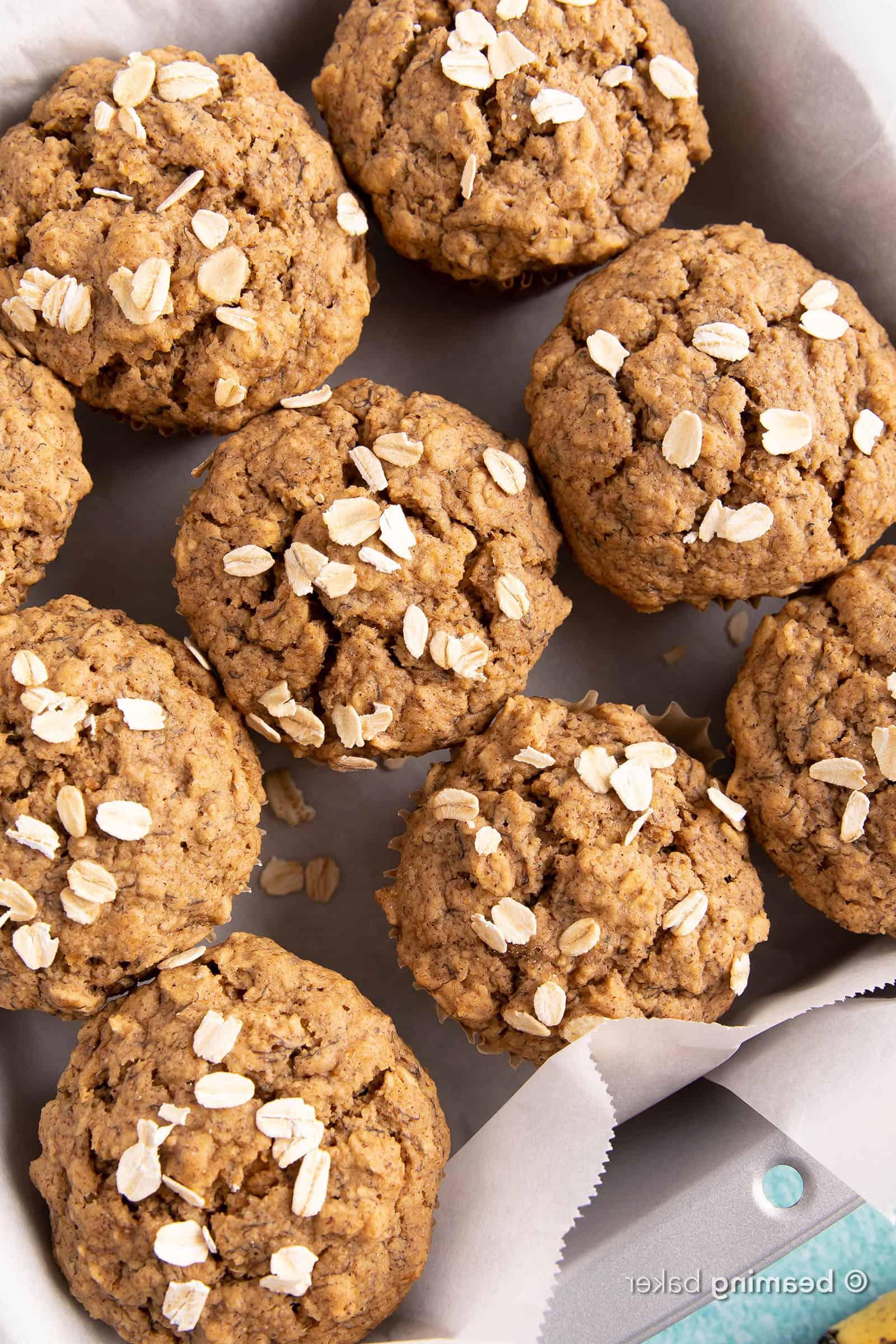 Saftige Vegane Glutenfreie Bananen-Hafer-Muffins: Ein einfaches Ein-Schüssel-Rezept für warme, feuchte und leicht süße Bananen-Hafer-Muffins aus einfachen Zutaten. #vegan #glutenfrei #frühstück #gesund | Rezept auf BeamingBaker.com