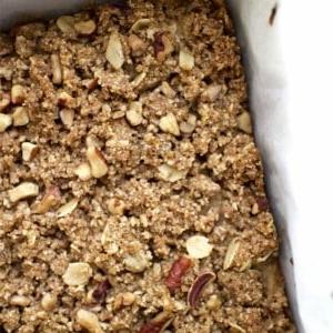 Gemütliche, feuchte und wohltuende Bananen-Riegel, gekrönt mit einem süßen, knusprigen Hafer-Streusel. Hergestellt mit Hafermehl, Mandelmehl und Ahornsirup, sind diese Riegel der perfekte Start in den Morgen.