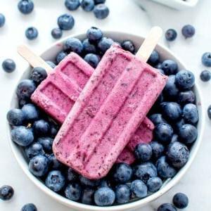 Veganes Blaubeer-Kokos-Eis am Stiel: Ein Rezept mit 3 Zutaten für cremiges Eis mit Blaubeeren und Kokosgeschmack. #Vegan #Glutenfrei #Milchfrei | BeamingBaker.com