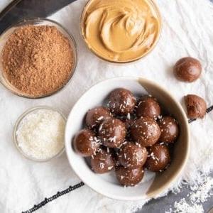 Keto Schoko-Energiebällchen mit 4 Zutaten: Leckere, zuckerfreie und kohlenhydratarme Energiebällchen ohne Backen – ideal für die ketogene Ernährung. Rezept auf BeamingBaker.com