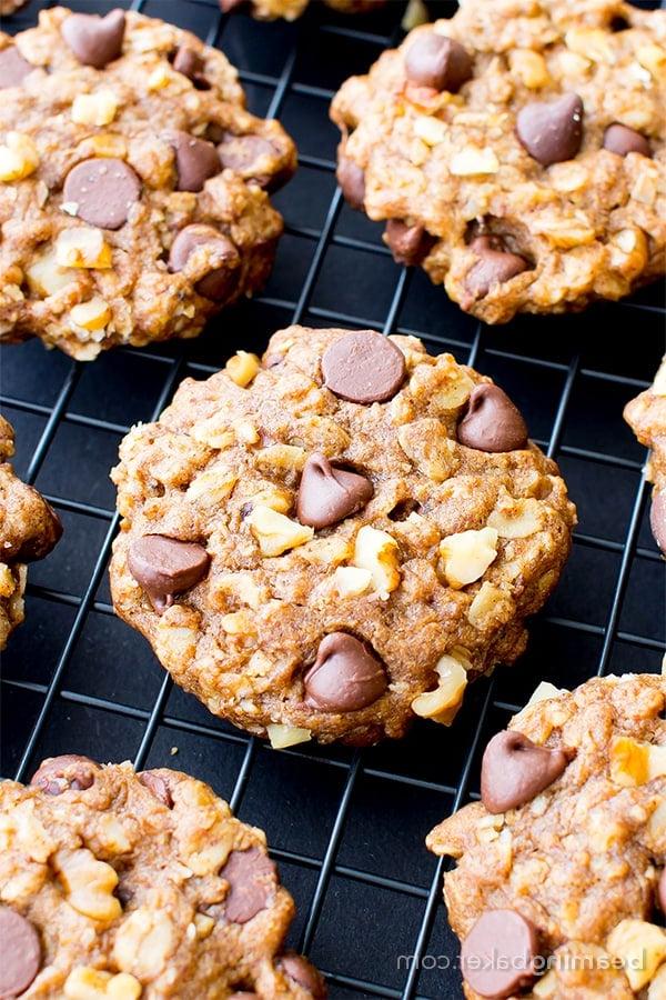 Vegane Mandelbutter-Schoko-Walnuss-Haferkekse (V, GF, DF): Ein einfaches Rezept für zähe, knusprige Mandelbutter-Kekse, köstlich zubereitet mit vollwertigen Zutaten. #Vegan #Glutenfrei #Hafermehl #Laktosefrei | BeamingBaker.com