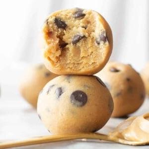 Vierzutaten Keto Erdnussbutterkugeln mit Schokochips (Low Carb) 7 4-Zutaten-Keto-Erdnussbutter-Kugeln: Dieses kohlenhydratarme Erdnussbutter-Kugel-Rezept ist super EINFACH, ketofreundlich und lecker! Leicht süßer Erdnussbutter-Genuss! Proteinreich, Vegan.