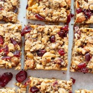 Cranberry Chia Glutenfreie Vegane Snackriegel: Dieses gesunde vegane Snackriegelrezept ergibt zähe & sättigende Riegel! Das beste vegane Snackriegelrezept – vollgepackt mit Chia & Leinsamen, um dich satt zu halten! #Snacks #Riegel #Glutenfrei #Vegan #Chia | Rezept auf BeamingBaker.com