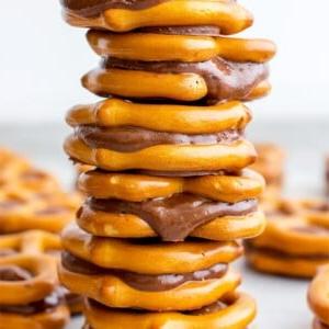 Schoko-Mandelbutter-Brezel-Häppchen: Ein einfaches 3-Zutaten-Rezept für einen süßen und knusprigen Snack, voller Protein und Schokoladengeschmack. Vegan und Glutenfrei.