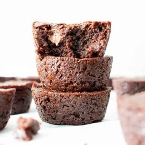 Mini Vegane Brownie Bites Rezept (Vegan, Glutenfrei): Ein einfaches Rezept für weiche, saftige und kernig-schokoladige Mini-Brownies, die vor intensivem Schokoladengeschmack nur so strotzen. Hergestellt aus gesunden Vollwertzutaten. #Vegan #Glutenfrei #Milchfrei #Brownies #VeganBacken #Schokolade | Rezept auf BeamingBaker.com