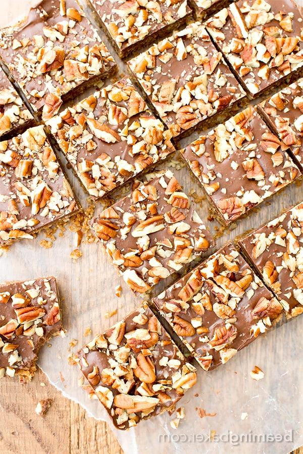 Paleo-Schoko-Pekan-Riegel ohne Backen (V, GF, Paleo): Ein 5-Zutaten-Rezept für köstliche Pekanriegel, bedeckt mit einer dicken Schicht Schokolade und Nüssen. #Paleo #Vegan #GlutenFrei #MilchFrei | BeamingBaker.com