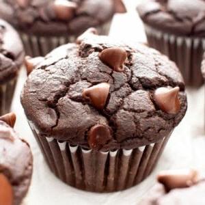 Das Beste Vegane Glutenfreie Saftige Schokoladenmuffins Rezept: Dieses einfache glutenfreie Doppel-Schokoladenmuffins-Rezept ist unglaublich! Es ist das beste vegane Schokoladenmuffins-Rezept – ohne Ei, gesunde Zutaten! #Schokolade #Vegan #GlutenFrei #Muffins #Gesund | Rezept auf BeamingBaker.com