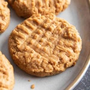 Die besten gesunden Erdnussbutter-Kekse, die nur 4 Zutaten benötigen. Sie werden diese raffiniert zuckerfreien, glutenfreien Erdnussbutter-Kekse lieben. #gesund #glutenfrei #erdnussbutter #kekse | Rezept auf BeamingBaker.com