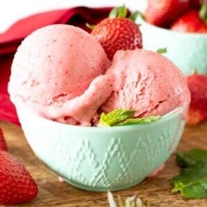 3-Zutaten-Erdbeer-Kokos-Sorbet: Eine schnelle, gesunde und leckere vegane Sorbet-Option für den Sommer.