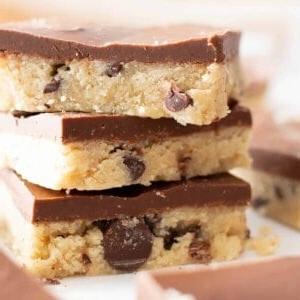 Paleo Keksteig Riegel (Glutenfrei): Ein köstliches Mandelmehl-Rezept, sicher zum Naschen, kein Backen nötig. Eifrei, Vegan, Milchfrei, Ohne raffinierten Zucker.