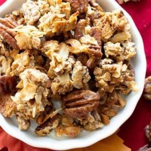 Hausgemachtes Ahorn-Pekannuss Granola (GF, V): das beste Paleo Granola Rezept für den Herbst! Knusprige, knackige Stückchen und Ahorn-Pekannuss-Kuchen-Aromen – Vegan, Gluten-Free, Healthy! #Paleo #Granola #Vegan #GlutenFree | Rezept auf BeamingBaker.com