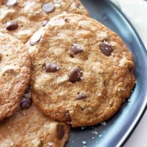 Knusprige Vegane & Glutenfreie Meersalz-Schokoladenkekse: SUPER dünne vegane Schokoladenkekse, die durch und durch knusprig sind. Bestreut mit funkelndem Meersalz: die BESTEN süß-salzigen glutenfreien Schokoladenkekse! #GlutenFrei #Vegan #Kekse #Weihnachten #GlutenFreiVegan | Rezept auf BeamingBaker.com