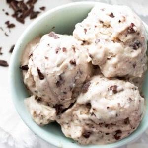 Kokos-Schoko-Veganes Eis Rezept: dieses köstliche vegane Eisrezept ist wunderbar reichhaltig und cremig! Das beste hausgemachte vegane Eis—vollgepackt mit Kokos & Schokochips, ohne Eismaschine. #Vegan #Eis #Kokosnuss #Schokochips #VeganesEis | Rezept auf BeamingBaker.com