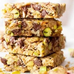 Gesunde Vegane Schoko-Pistazien-Riegel (Glutenfrei): weiche & chewy glutenfreie vegane Riegel mit Schokolade & Pistazien! Der perfekte nussige Snack – einfach zuzubereiten, simple Zutaten für die BESTEN veganen Riegel! Milchfrei, ohne raffinierten Zucker. #Snacks #Vegan #Glutenfrei #GesundeSnacks | Rezept auf BeamingBaker.com