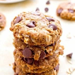 Vegane & Glutenfreie Erdnussbutter-Schoko-Haferkekse: Ein einfaches Rezept für weiche, köstlich-texturierte Kekse mit Hafer, Kokosnuss und VIEL Erdnussbutter und Schokolade. #Vegan und #Glutenfrei | BeamingBaker.com