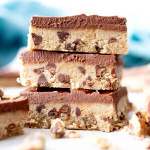 Gesunde Glutenfreie Keksteig-Riegel (Vegan, Glutenfrei): ein einfaches Rezept ohne Backen für dekadente, essbare Keksteig-Riegel mit Schokoladenüberzug. Hergestellt aus gesunden, vollwertigen Zutaten. #Vegan #Glutenfrei #Keksteig #GesundeDesserts #OhneBacken #GlutenfreiVegan #BeamingBaker | Rezept auf BeamingBaker.com