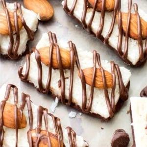 Paleo Almond Joy (Vegan, Glutenfrei, Milchfrei): Ein 5-Zutaten-Rezept für köstlich befriedigende selbstgemachte Almond Joy Schokoriegel voller Kokosnuss und Schokolade. #Paleo #Vegan #Glutenfrei #Milchfrei | BeamingBaker.com | @BeamingBaker