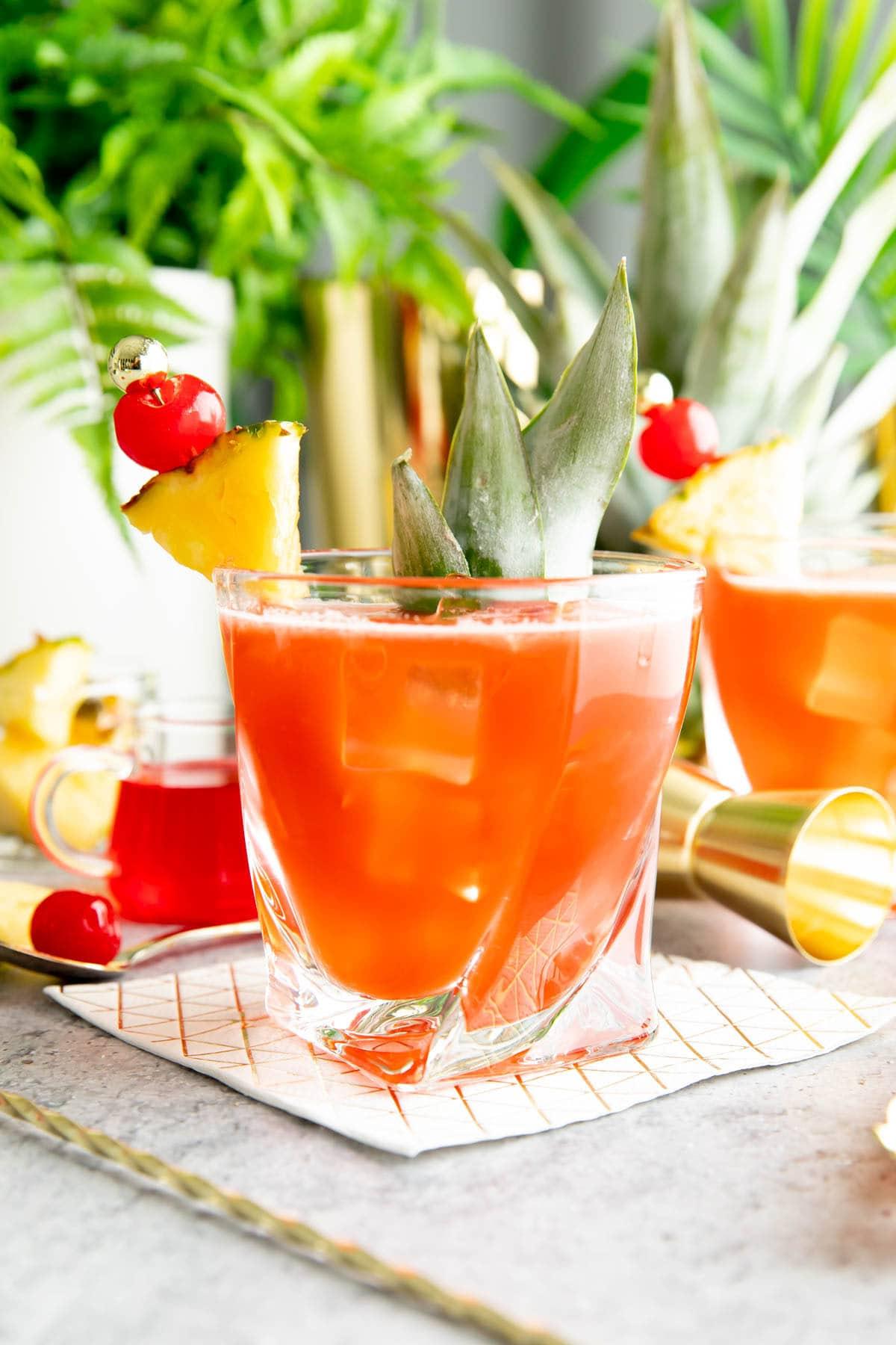 Dschungelvogel Cocktail 7 Tropischer Ananas-Rum-Drink, serviert mit Maraschino-Kirschsirup, einem Cocktail-Set und Palmblättern