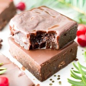 Saftige & Fudgy Ganache Pfefferminz-Brownies mit cremigem Topping, perfekt für die Feiertage
