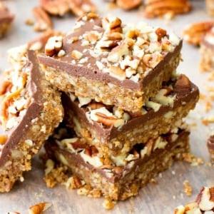 Paleo-Schoko-Pekan-Riegel ohne Backen (V, GF, Paleo): Ein 5-Zutaten-Rezept für köstliche Pekanriegel, bedeckt mit einer dicken Schicht Schokolade und Nüssen. #Paleo #Vegan #GlutenFrei #MilchFrei | BeamingBaker.com